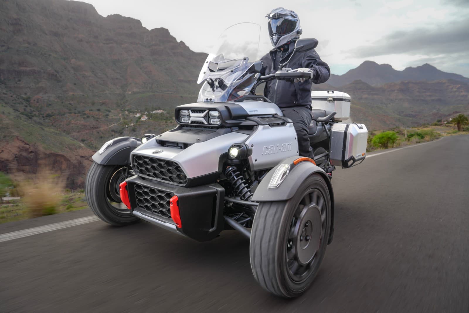 Can-Am Canyon XT 2026 — в движении по асфальту