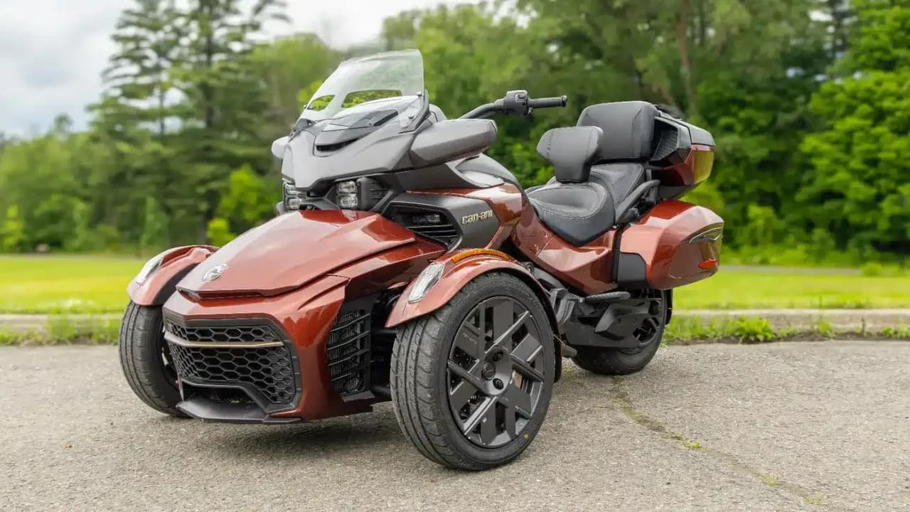 Can-Am Spyder F3 Limited Special Series 2026 — вид спереди сбоку на дороге
