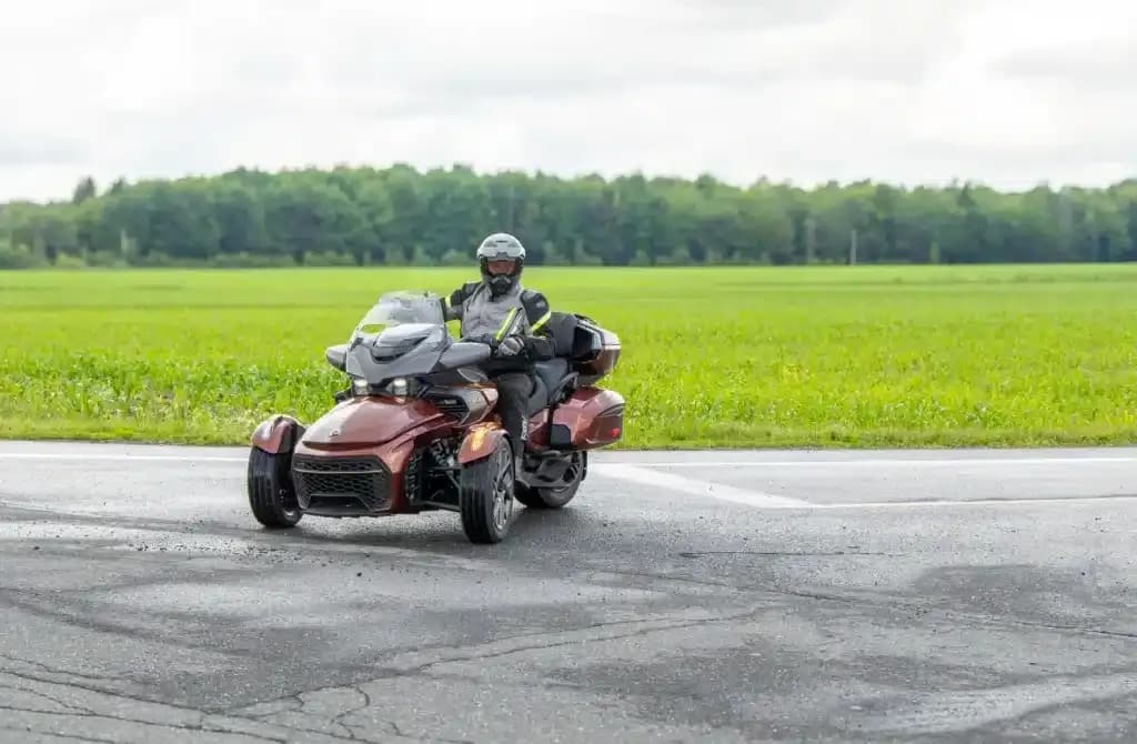 Can-Am Spyder F3 Limited Special Series 2026 — в повороте во время теста