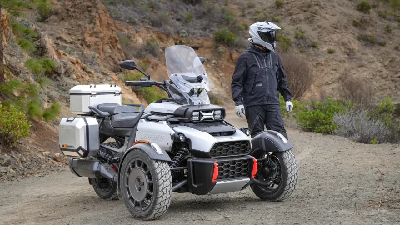 Can-Am Canyon XT 2026 — с райдером на грунтовой дороге