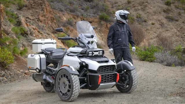 Can-Am Canyon XT 2026 — с райдером на грунтовой дороге