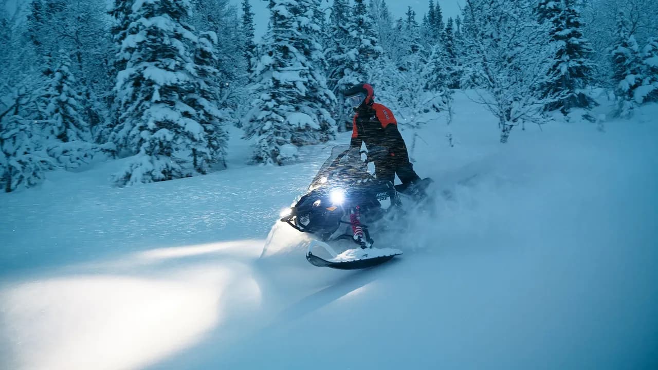 Lynx COMMANDER RE 900 ACE Turbo R MY27 на лесном маршруте. Фото производителя.