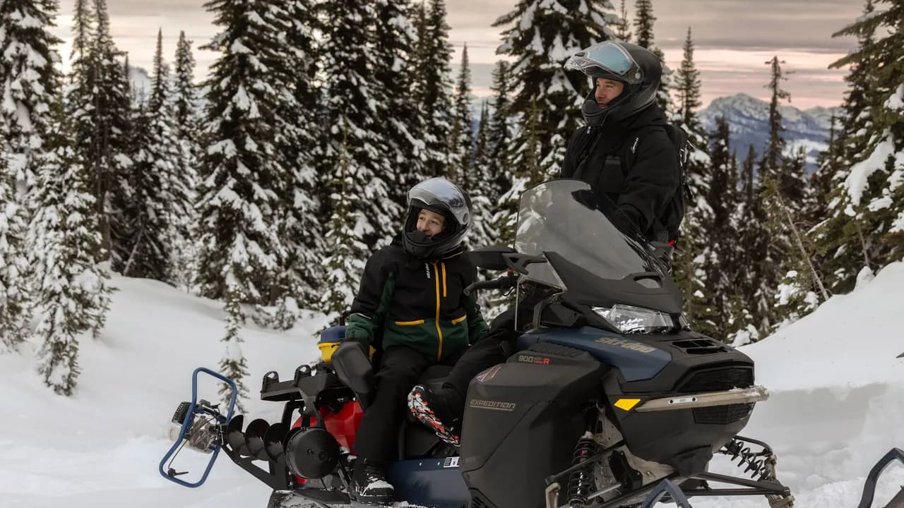 Фото Ski-Doo: остановка в заснеженном лесу. Иллюстрация сценария, съёмка MY25.
