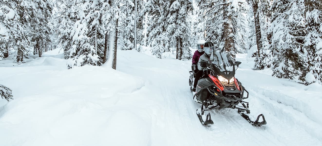 Поездка вдвоём на Ski-Doo Expedition. Сюжетное фото производителя MY21; не комплектация 2027 года.