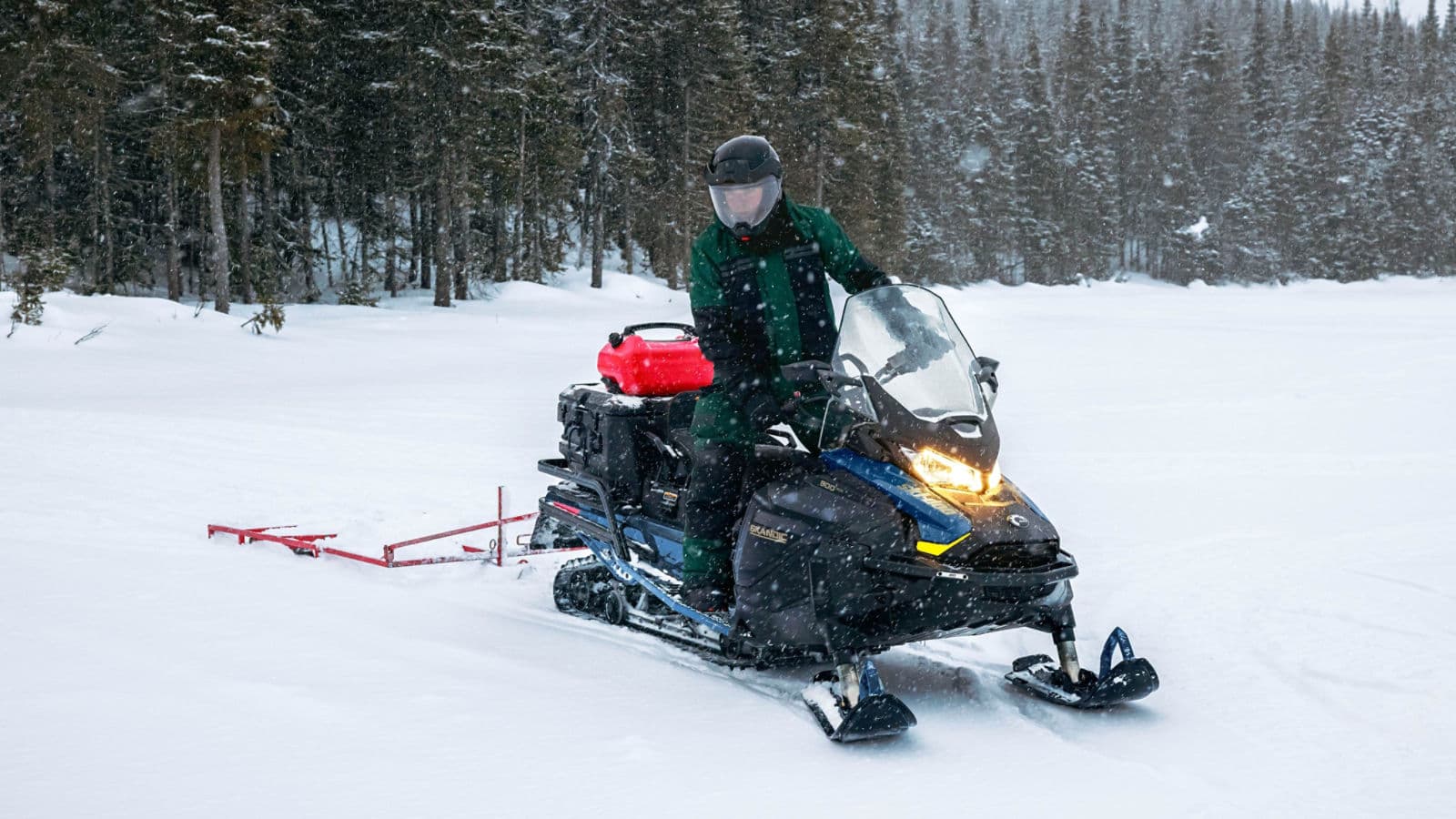 Фото Ski-Doo: рабочая поездка с прицепным оборудованием, съёмка MY25.