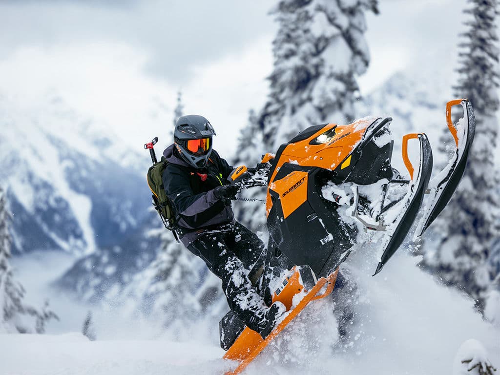 Ski-Doo Summit Expert MY27. Фото производителя, специализированное катание.