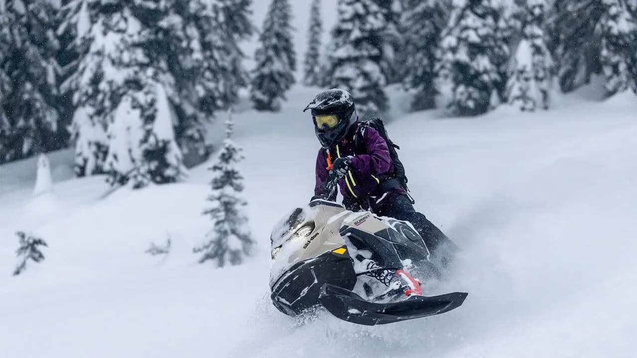 Фото Ski-Doo: горный снегоход в рыхлом снегу. Summit Adrenaline MY27, не Summit Expert.