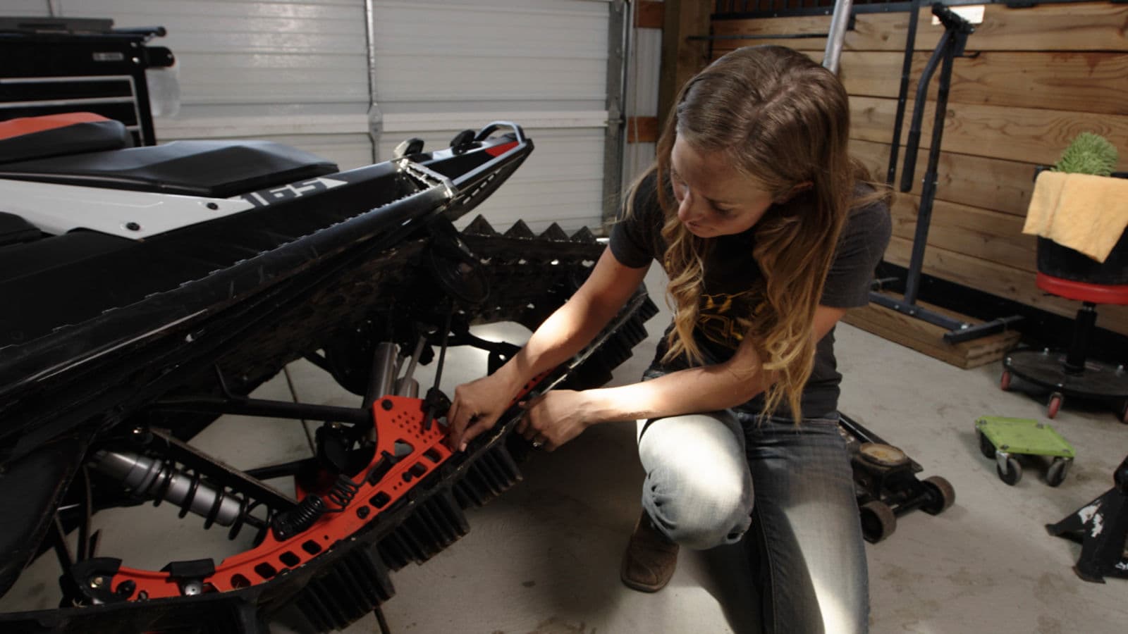Осмотр гусеницы и направляющих Ski-Doo Summit в мастерской