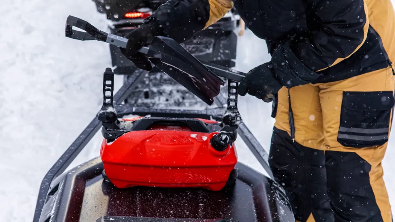 Красная канистра LinQ с топливом на багажной площадке Ski-Doo