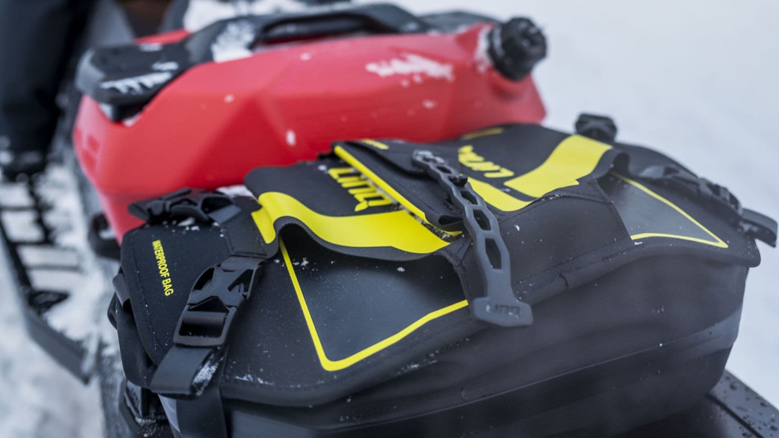 Канистра и багажная сумка закреплены на задней части Ski-Doo