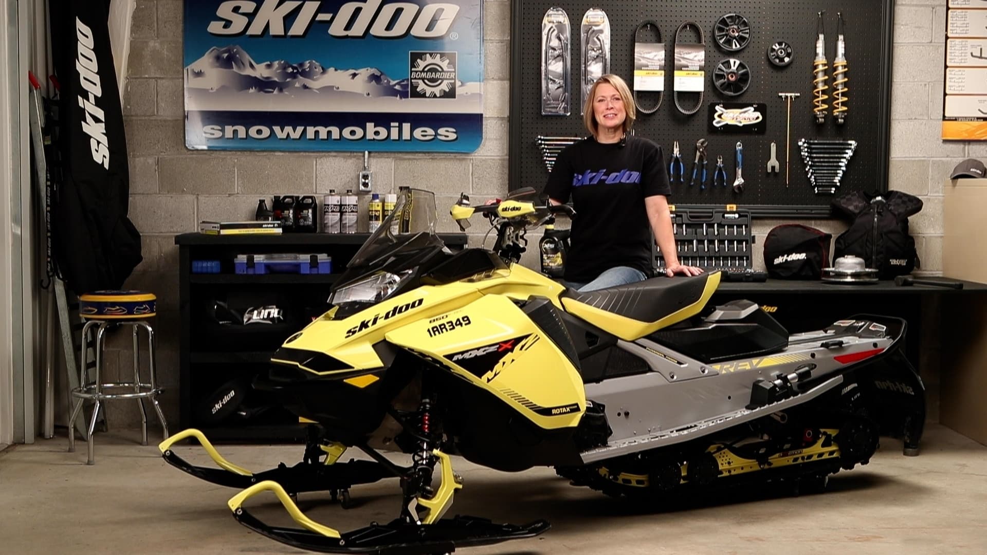 Ski-Doo MXZ и владелица в мастерской с инструментами