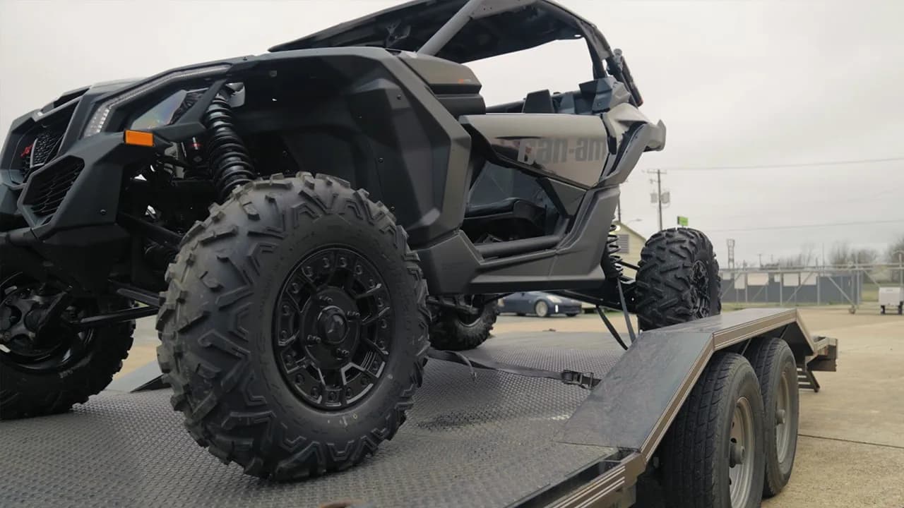 Maverick X3 закреплён на транспортном прицепе