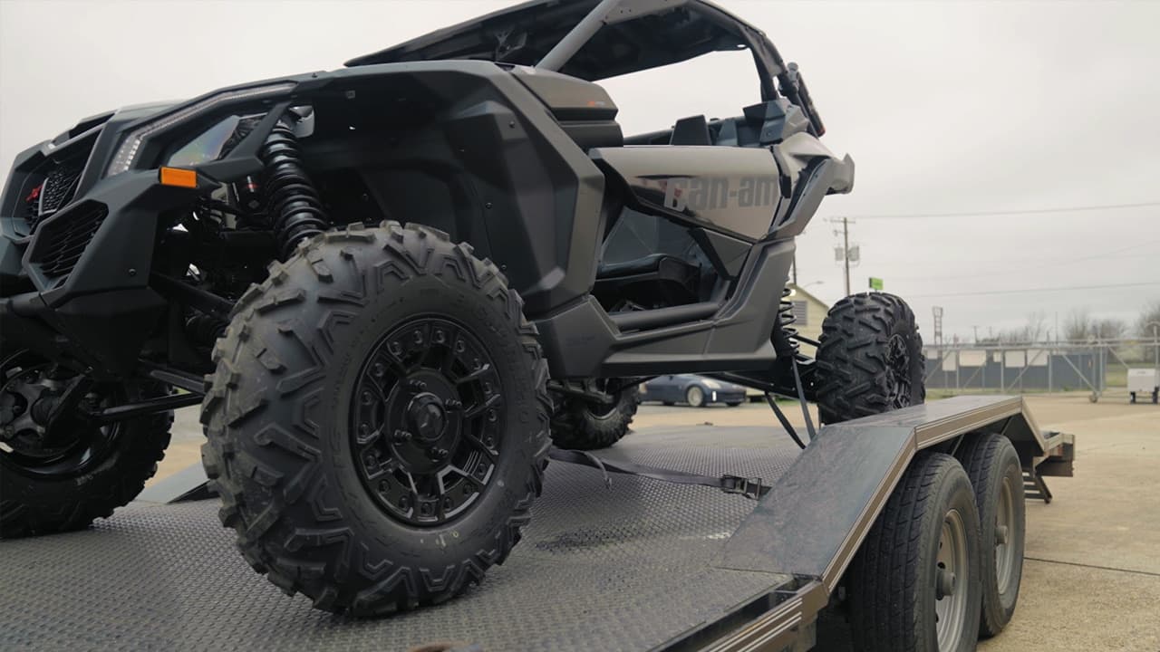 Maverick X3 закреплён на транспортном прицепе