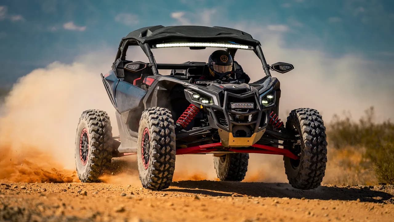 Передняя подвеска Maverick X3 X rs на неровной дороге