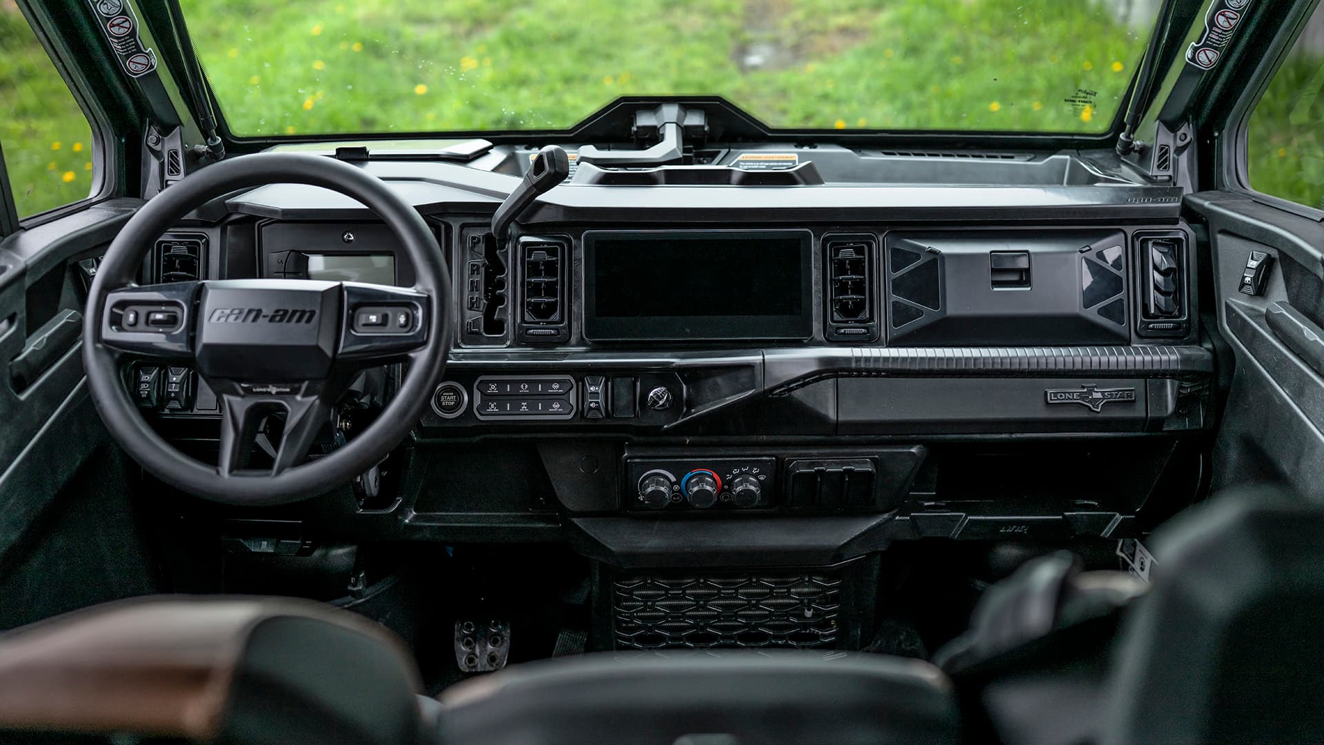 Приборная панель и органы управления климатической системой Defender MAX Lone Star CAB HD11. Модельный год 2026.