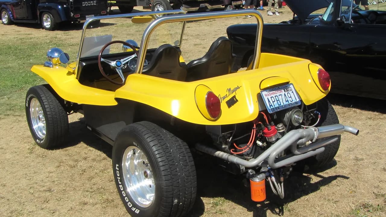 Meyers Manx со стеклопластиковым кузовом.