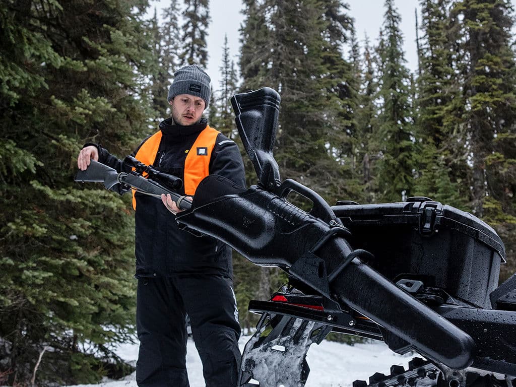 Ski-Doo Tundra LE 600 EFI в зимнем лесу. Модельный год 2027.