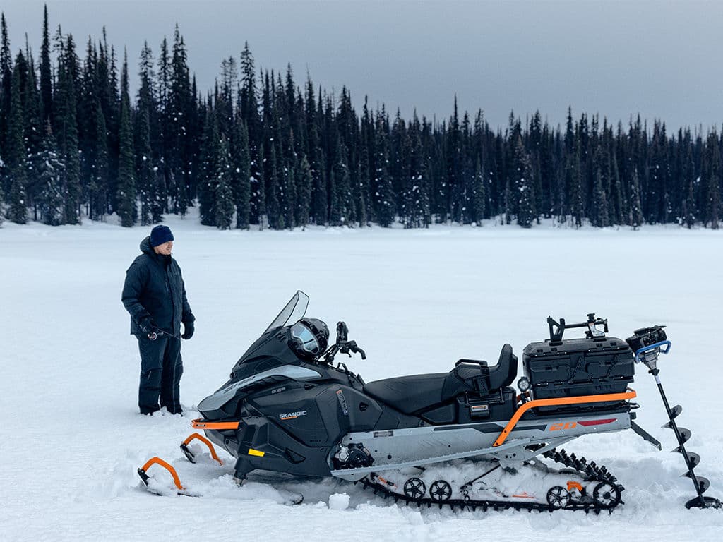 Ski-Doo Skandic SE 900 ACE у заснеженного водоёма, модельный год 2027.