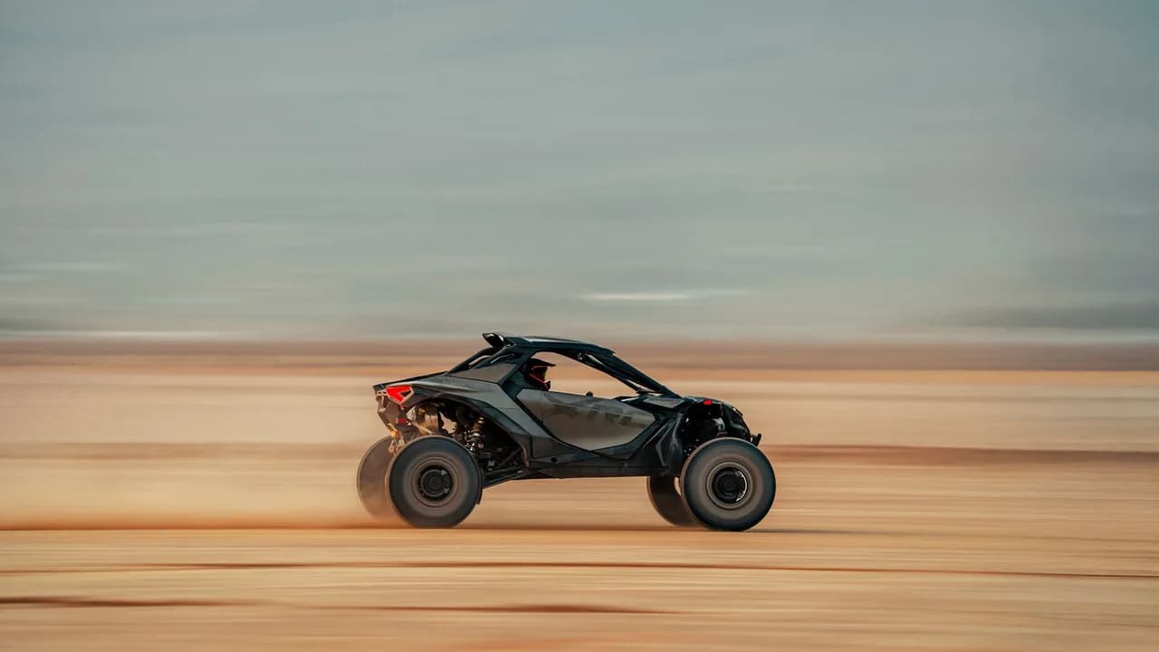Maverick R X rc в движении, модельный год 2026.