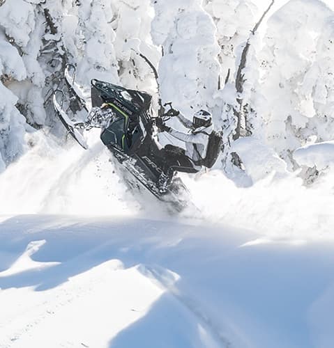 Polaris PRO RMK с поднятой передней частью в глубоком снегу, модельный год 2027.