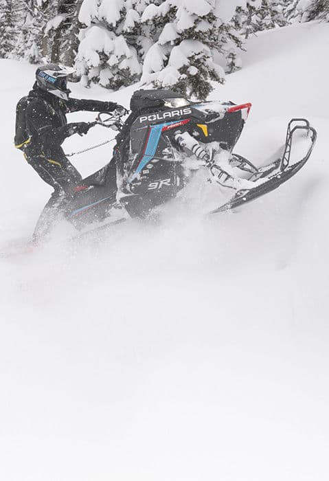 Polaris RMK Factory Edition в глубоком снегу, модельный год 2027.