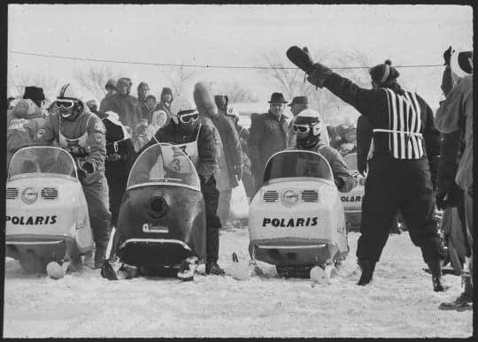 Снегоходы Polaris на старте Winter Carnival «500» в Сент-Поле, январь 1967 года.