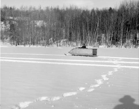 Прототип Ski-Doo 1958 года на снегу.