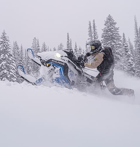 Polaris PRO RMK с приподнятыми лыжами в глубоком снегу, модельный год 2027.