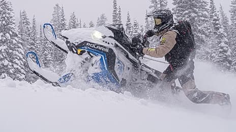 Polaris PRO RMK с приподнятыми лыжами в глубоком снегу, модельный год 2027.