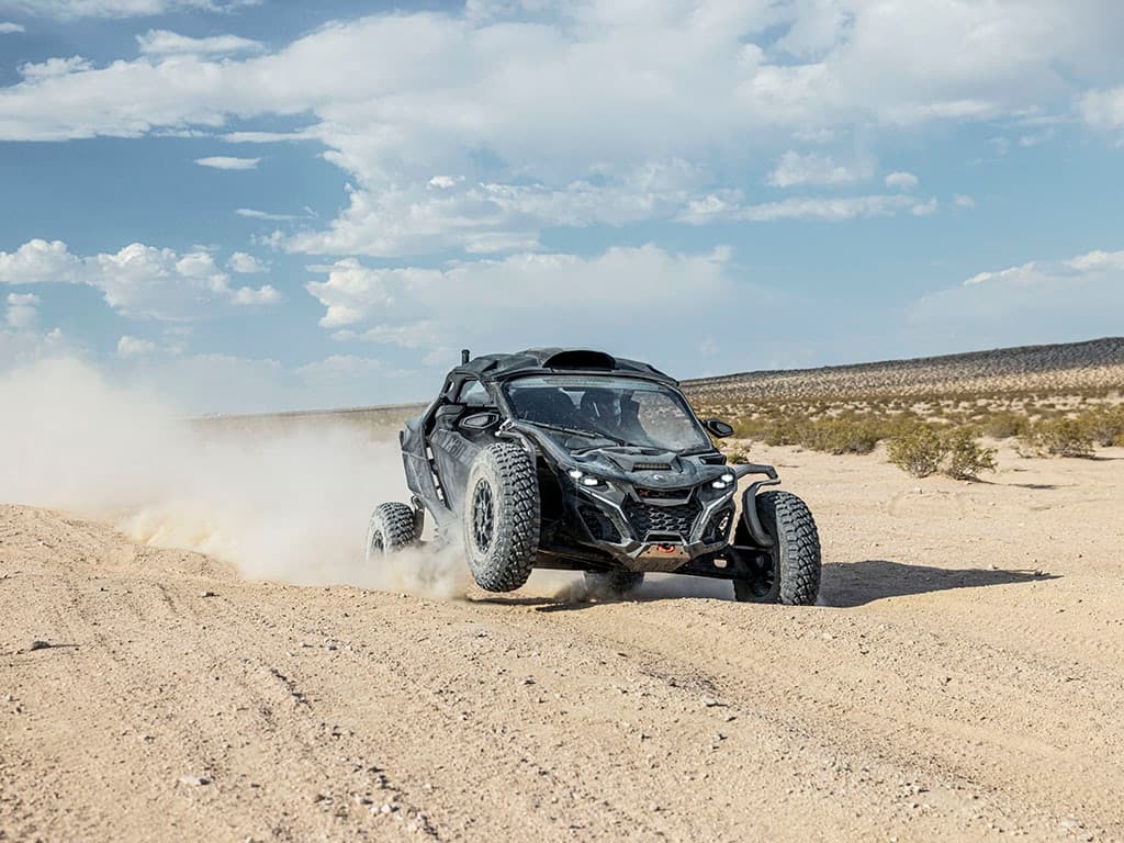 Maverick R X RS SAS в движении, модельный год 2024.