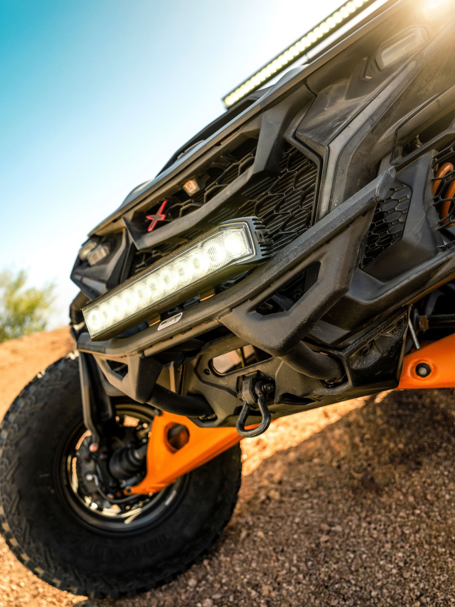 Крупный план передней части багги Can-Am Maverick.