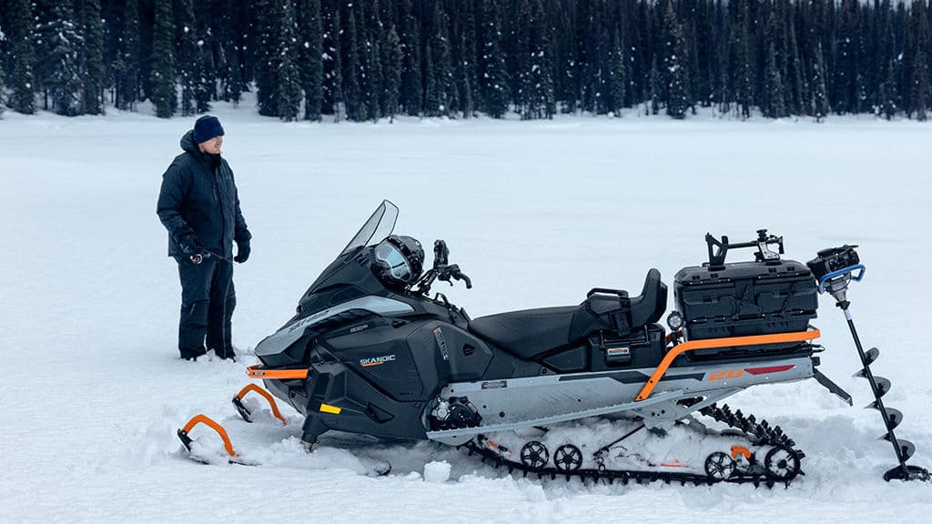 Ski-Doo Skandic SE 900 ACE у заснеженного водоёма, модельный год 2027.