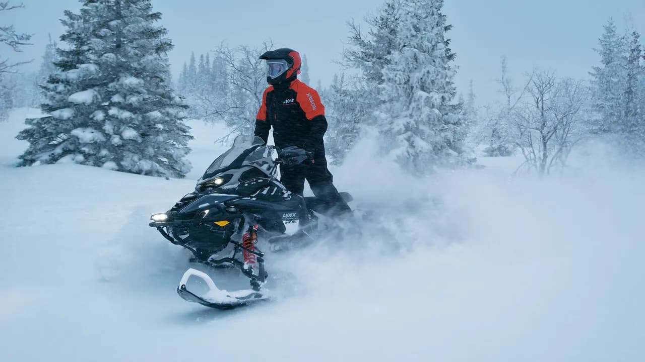 Lynx Commander RE 900 ACE Turbo R в заснеженном лесу, модельный год 2027.
