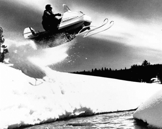 Polaris Colt 1969 года во время прыжка.