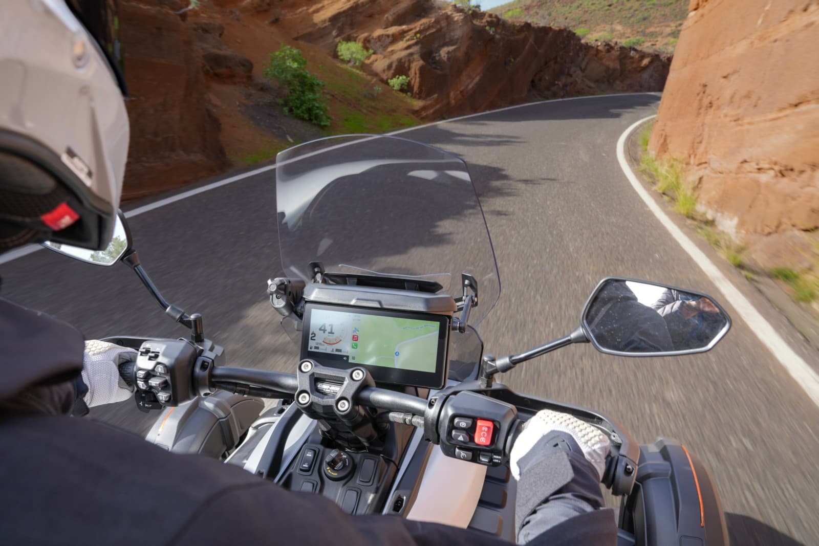Can-Am Canyon XT 2026 — руль, ветровое стекло и дисплей во время поездки