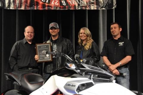 Передача стотысячного Can-Am Spyder владельцу: F3-S 2015 года. © BRP 2015.