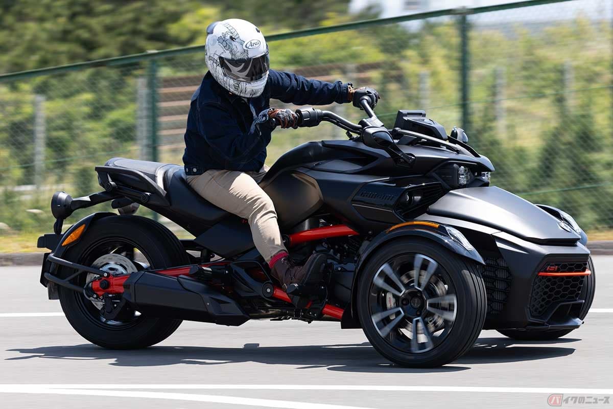 Can-Am Spyder F3-S 2026 — в повороте во время теста