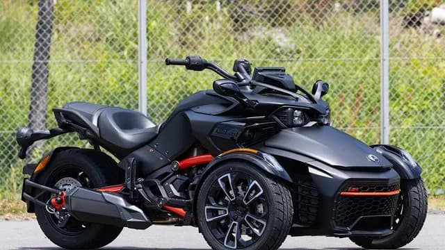 Can-Am Spyder F3-S 2026 — вид спереди сбоку на площадке