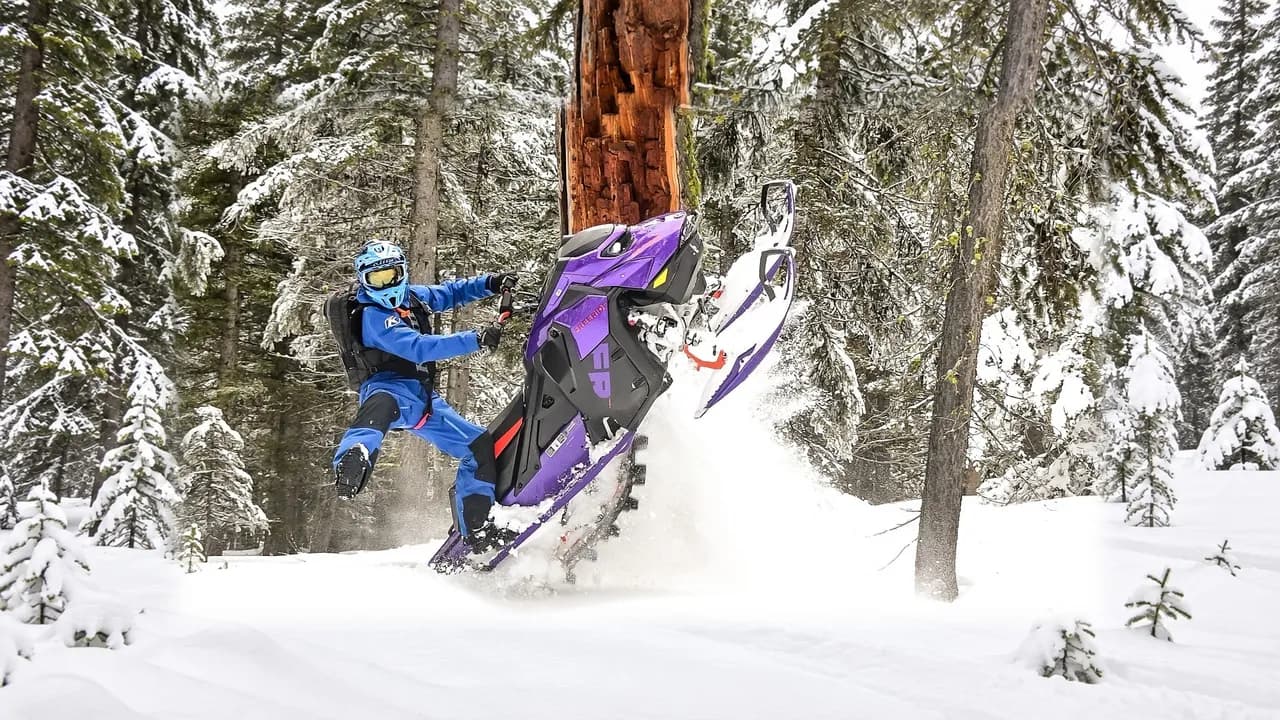 Ski-Doo Freeride 2027 при манёвре с поднятыми лыжами в заснеженном лесу
