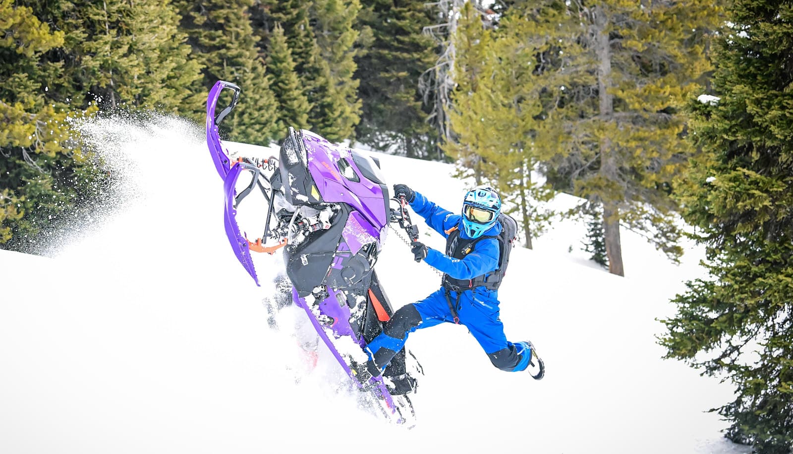 Райдер выполняет манёвр на Ski-Doo Freeride 2027 в глубоком снегу
