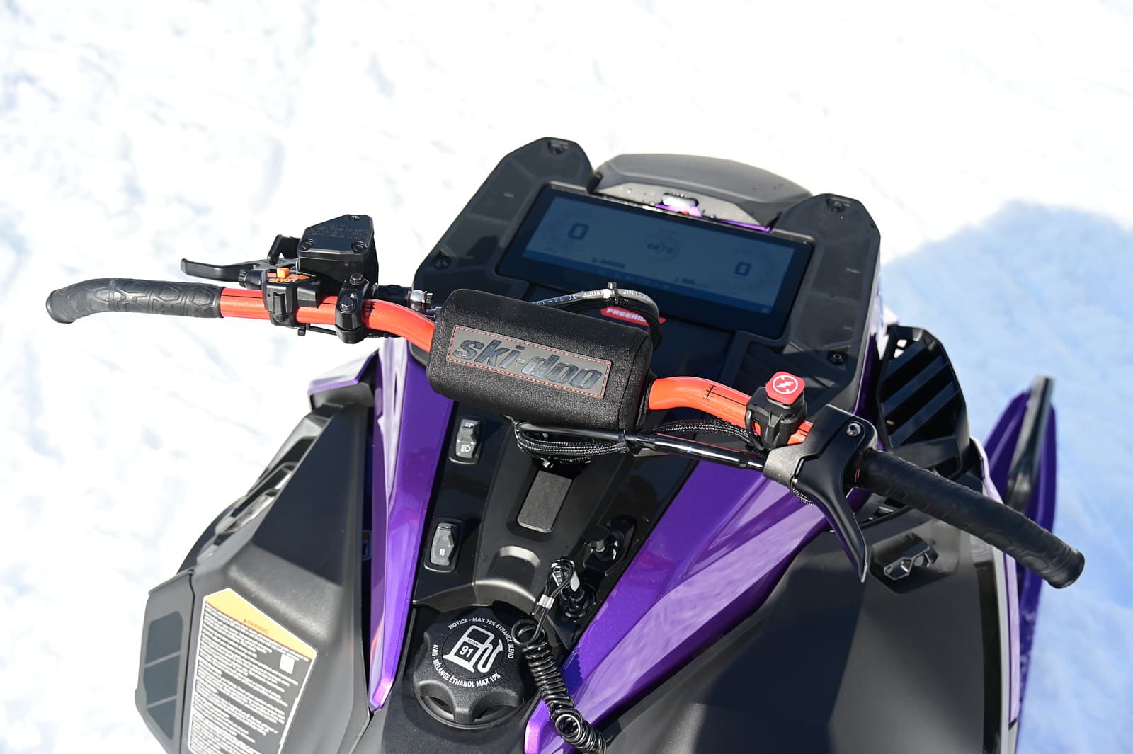 Руль, кнопка SHOT и дисплей Ski-Doo Freeride 2027