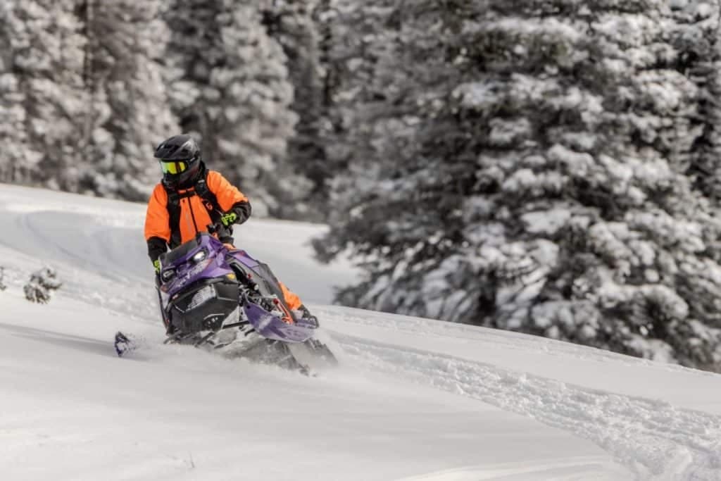 Ski-Doo Freeride 2027 с гусеницей 154 дюйма в снежном тесте