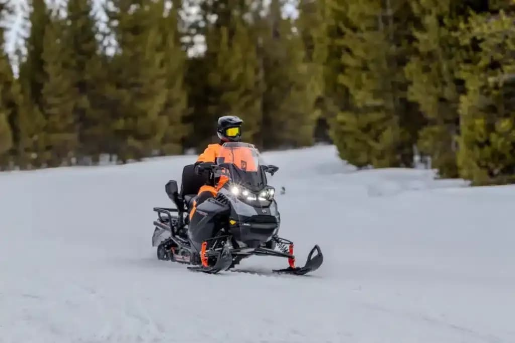 Водитель на Ski-Doo Expedition LE 2027 16″ на лесном маршруте
