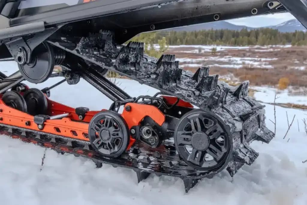 Задняя подвеска uMotion и гусеница PowderMax Ski-Doo Expedition LE 2027 16″