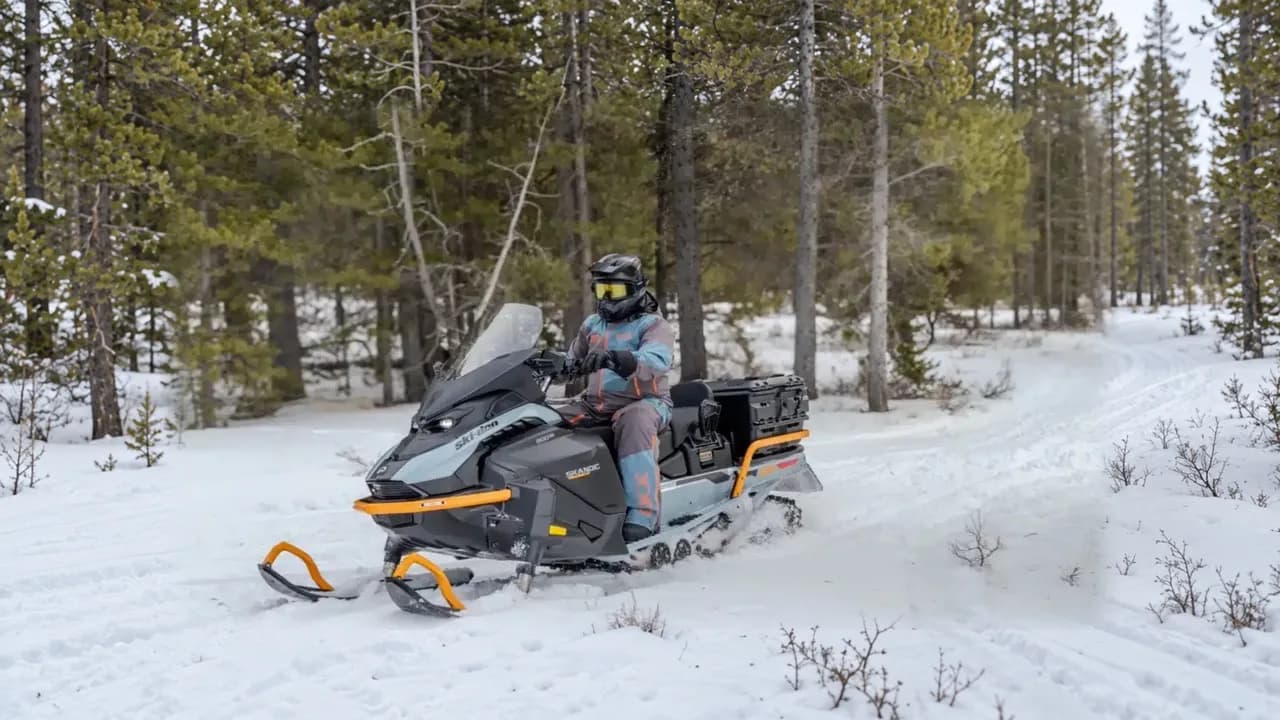 Ski-Doo Skandic SE 2027 с двигателем 900 ACE на лесном маршруте