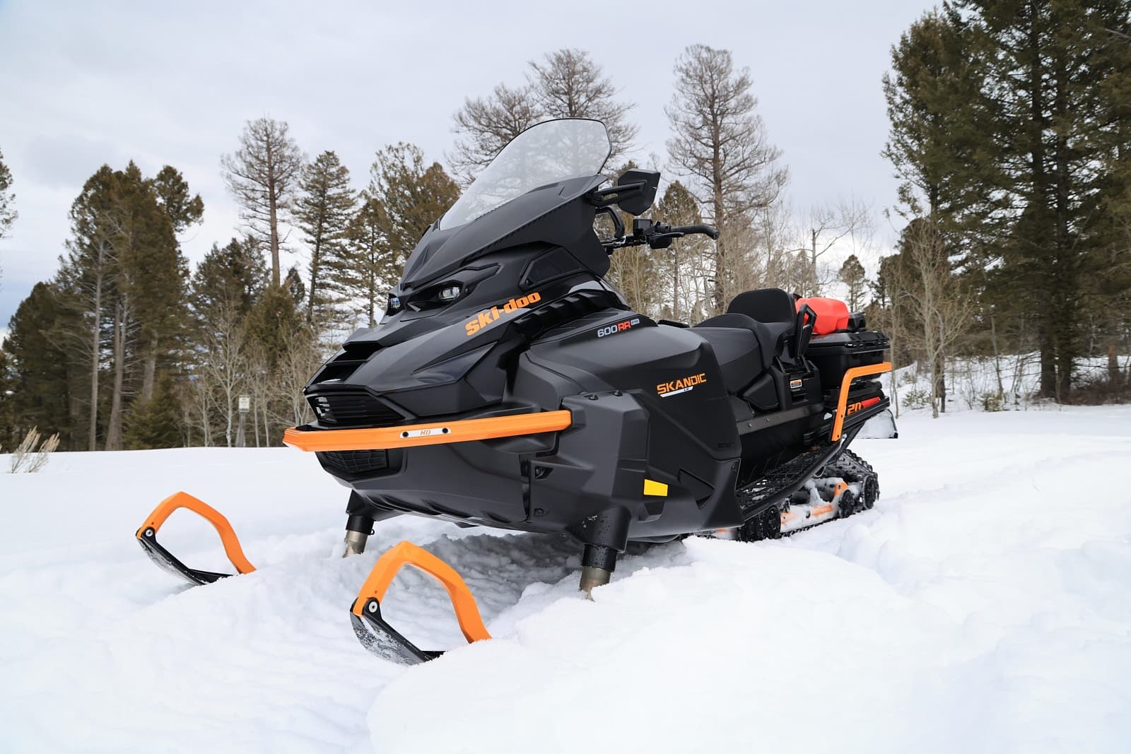 Ski-Doo Skandic LE 2027 с двигателем 600RR E-TEC, вид спереди
