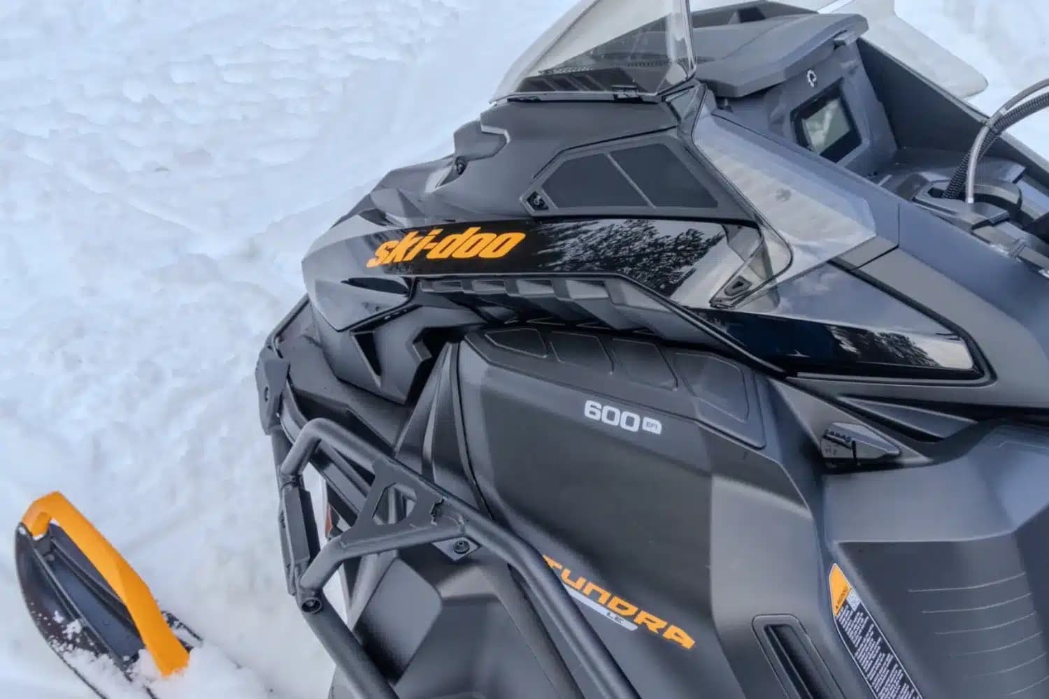Передняя часть Ski-Doo Tundra LE 2027 с двигателем 600 EFI